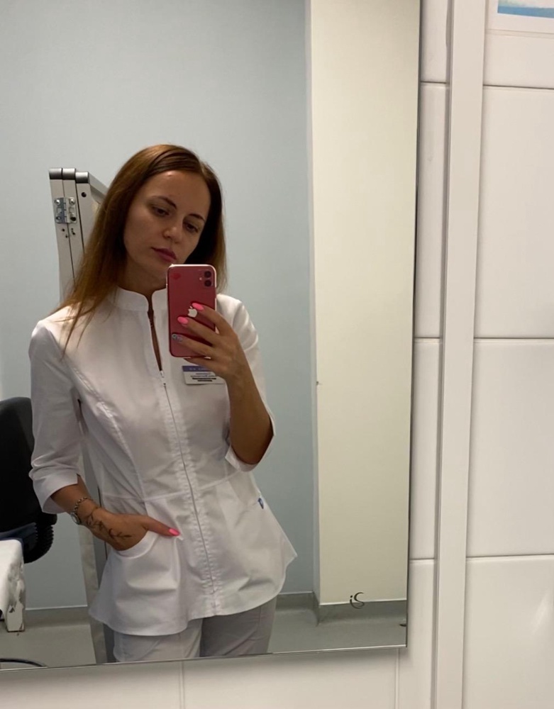 Белоснежная, плотная, села хорошо 46 на 44, не сказала бы, что просвечивает, если бежевое белье. Мне очень понравилась. Единственное, жарковато будет в ней в тёплое время года, но лето уже позади. 