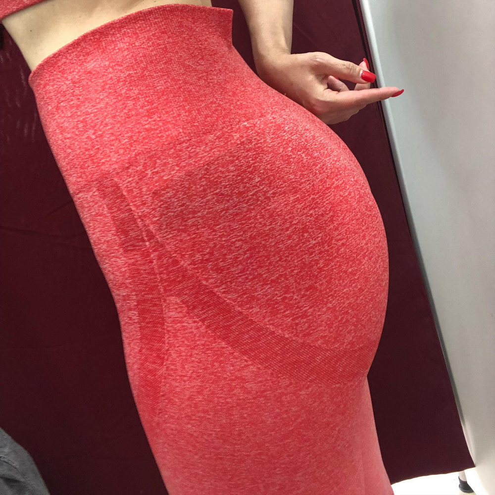 На ог 86, от 65, об 95 «М»ка топ как раз, а лосины велики в талии очень сильно, материал плотный, приятный, хорошо тянется, красивый цвет, но к великому сожалению стрелка на попе😒