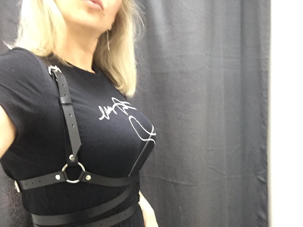 Отличная вещь!как я раньше ее не купила?пришлось правда передвинуть застежку,немного маломерит,но суть не поменялась.огонь!