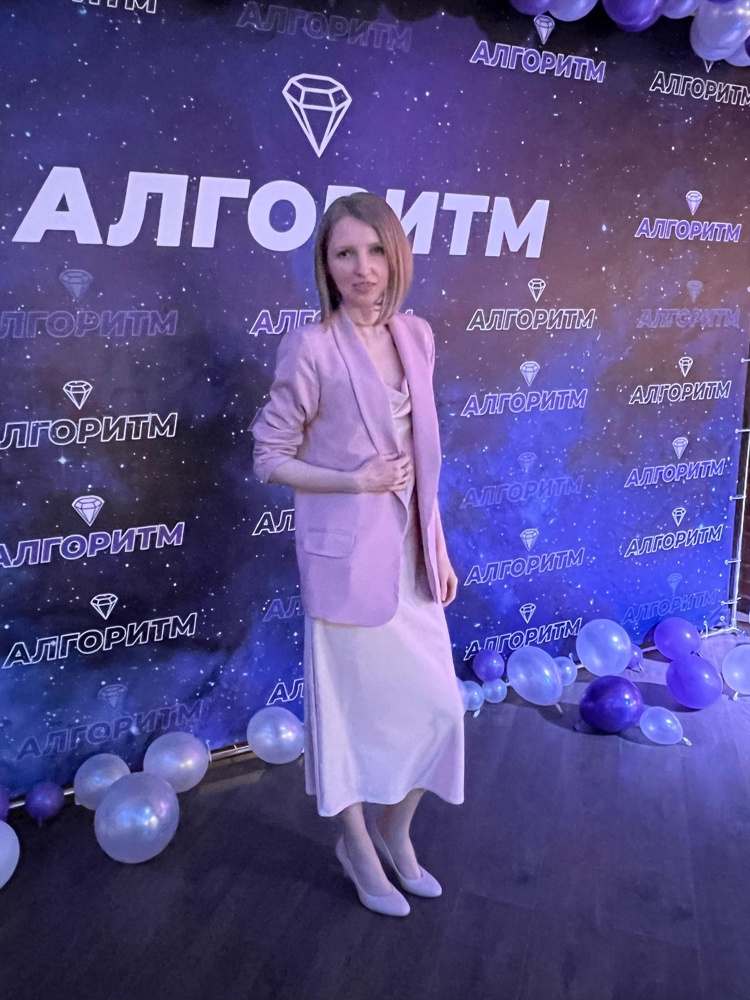 Хорошее платье-комбинация! Ткань приятная к телу, мягкая, легкая. Крой ровный к низу. Пошито хорошо, садится по фигуре. Цвет телесный больше.