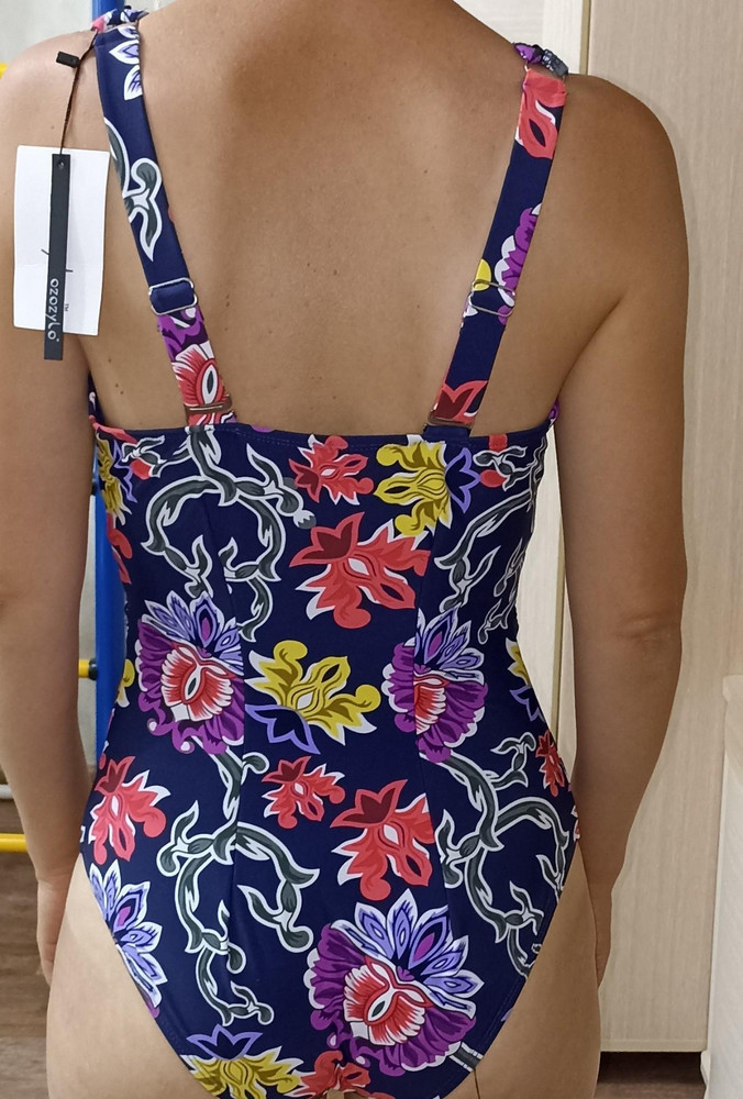 Качественный купальник, швы ровные, двойная ткань и вставные чашечки.Давно такой искала -расцветка не худит и с v- образным вырезом, т.к. маленькая грудь. Размер взяла s-40-42(сама ношу 42-44),рост 165.Но так как я очень худая по спине не легло и в подмышках топорщилось. Не стала отказываться и просто прошила две выточки по спине и ушила маленько в боках( фото прилагаю). Скорей всего пошив не на худеньких и высоких, а на сбитеньких небольшого роста. Отдала за него около 800р.Довольна покупкой однозначно!