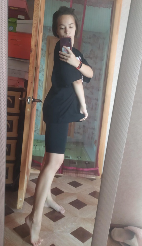 Я обычно ношу xs, но заказала s, чтобы были не сильно обтягивающие) они очень классные и качество хорошее.
⠀
но 4 звезды поставила, за того что швы не качественные, но это не кретично