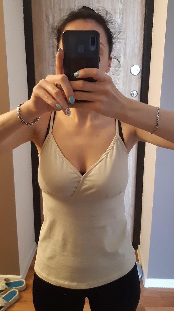 Ткань приятная, сидит хорошо, хотя на грудь 88 маловато, если вы не любите глубокое декольте. Я подшила запах на груди. Мне майка нравится.