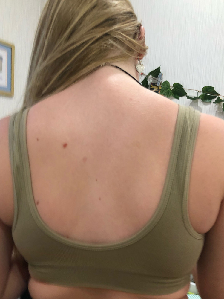 Супер топ! Брала дочери на объем груди 89, опг 75 размер L . Отлично сел, комфортный, симпатичный, не слетает с грудочки, при движении остается на месте. Хорошо что есть чашечка- искала именно такой топ, как мягкий бюстгалтер. Нам обеим понравился. На фото цвет выглядит  болотным, но он более бежевый. Под белую рубашку норм.