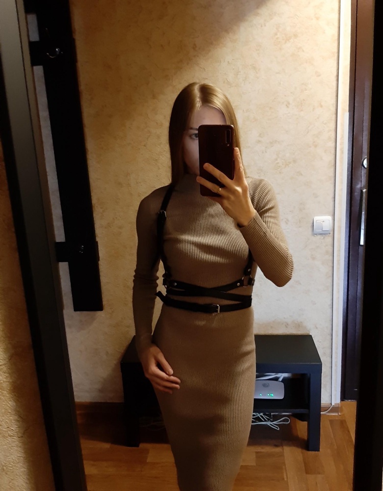 Отличная портупея! Неординарная, стильная, качественная. Размер подошел отлично. При выборе размера, не стала ориентироваться на отзывы и заказывать бОльший размер, смотрела только на размерную сетку производителя (мои параметры: ОГ 82, ОТ 66) . Подошла отлично, застежка точно по центру, хотя переживала, что будет где-то сбоку.