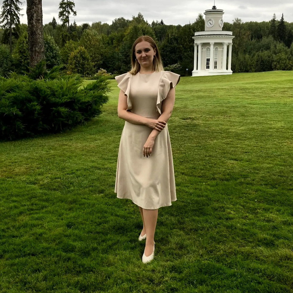 Потрясное платье!!! Для фигуры типа "груша" идеально.  Для осени самое то. Ткань не тоненькая.