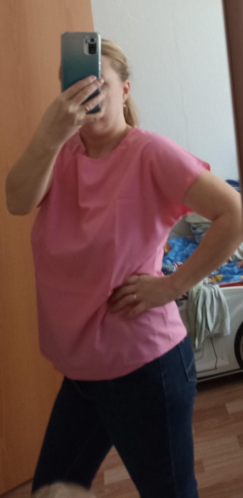 Ставлю 4 звезды за цвет, который не соответствует. Обычный розовый. Никаким кораллом и не пахнет. А так блузка на лето или в офис хорошая. Размер соответствует. Свободный 46 размер