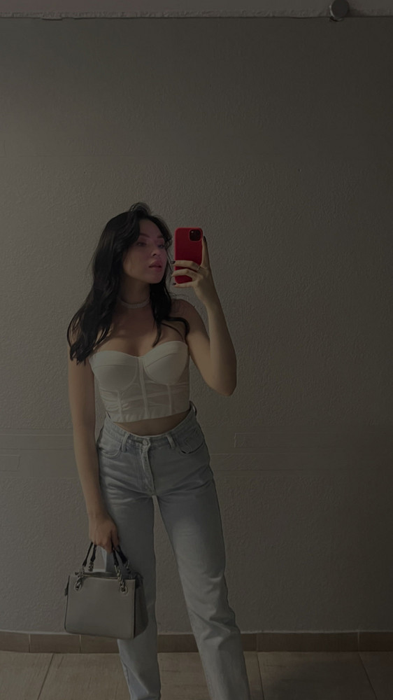 Отличный корсет , держится как на лямках , так и без них