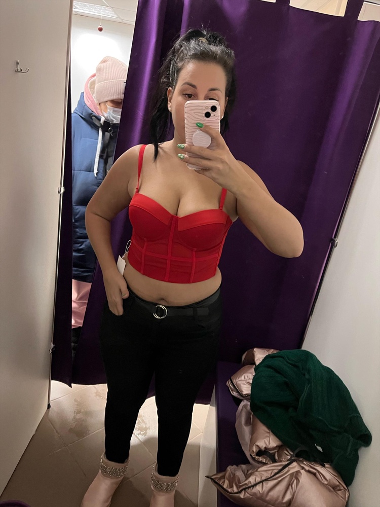 Хороший корсет. Выглядит как нижнее белье, особенно сзади , прям как лиф. То есть под пиджак или кофту только если . 