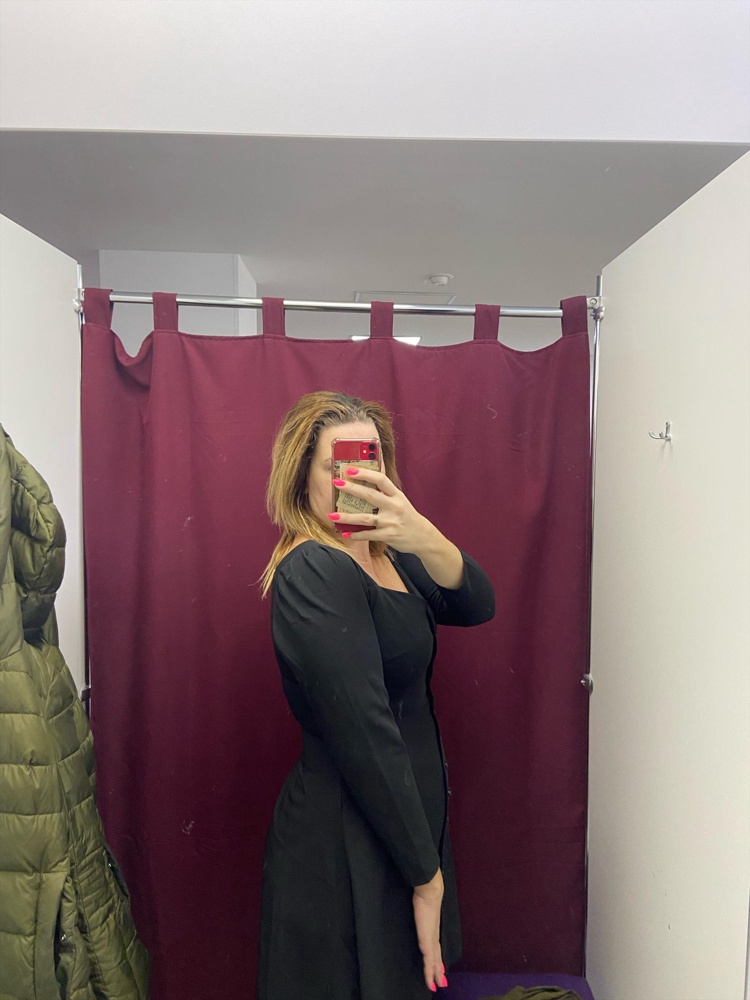 В целом платье неплохое, но считаю, что цена завышена. Простой крой, подклада нет, тыс за 1500 было бы разумно. Сидит хорошо, немного коротковаты рукава, но не страшно. Больше подойдёт для полноватых девушек. В отзывах худые девушки писали, что платье большемерит, не соглашусь, на полноватых наоборот маломерит, советовала бы на размер больше. 