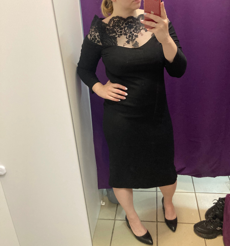 На свой 48-50 взяла 46 и не прогадала. Красивое, жаль что вышивка высоко торчит. Очень высокая вставка, но мне оно всё равно нравится. Хотя если бы вышивка была ниже, было бы лучше. Тянется хорошо, ткань приятная. Платье стройнит.