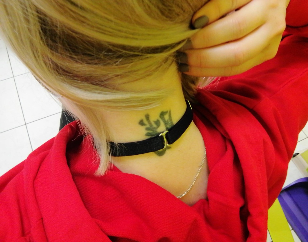 Чокер отличный. Материал текстиль, к телу приятен. Качество супер. Замок удобный. Можно регулировать, подойдёт практически на любую шею. Рекомендую