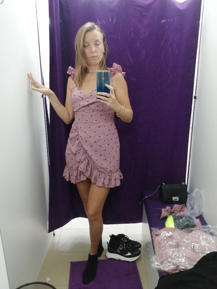 Очень милый сарафан, короткий, больше для пляжного отдыха, сел размер в размер. Расцветку нужно выбирать поинтереснее, чтобы не было простоты. Бордовый лучше клеточки.