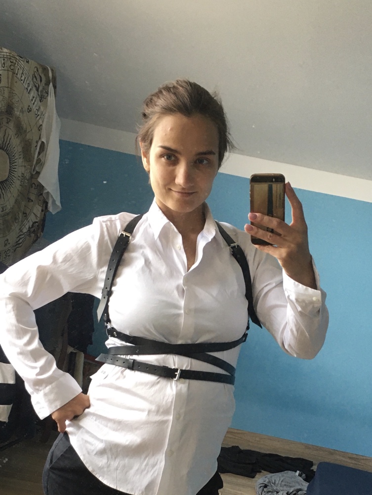 На 46 взяла 48-50, застегнулась четко. При примерке оставила следы на белой рубашке (мелкие катышки от краев ремня). Запаха сильного нет