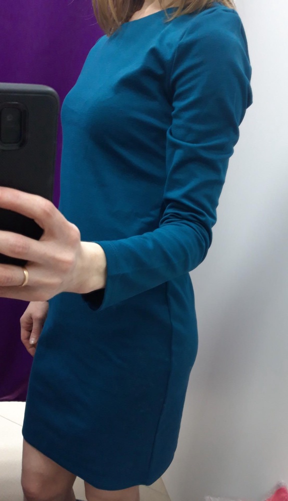 Ткань плотная, все швы качественные. Цвет глубокий как изумруд. С ремешком или другим украшением будет более годно😊