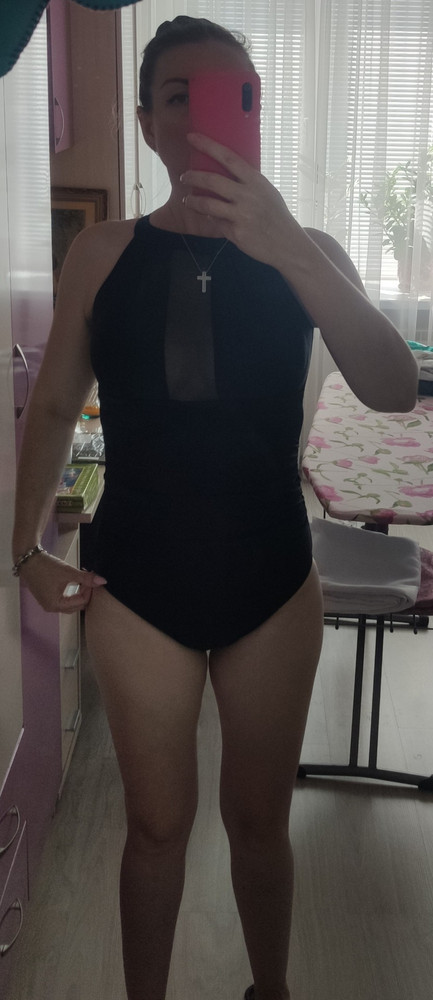 На рост 172 и вес 61, полный 44 размер М подошёл. Немного тянет подмышками, хотя роста купальника хватает, но это уже так модель пошита. Покупала для аквапарка, за 500 руб отлично. Звезду сняла за подмышки.