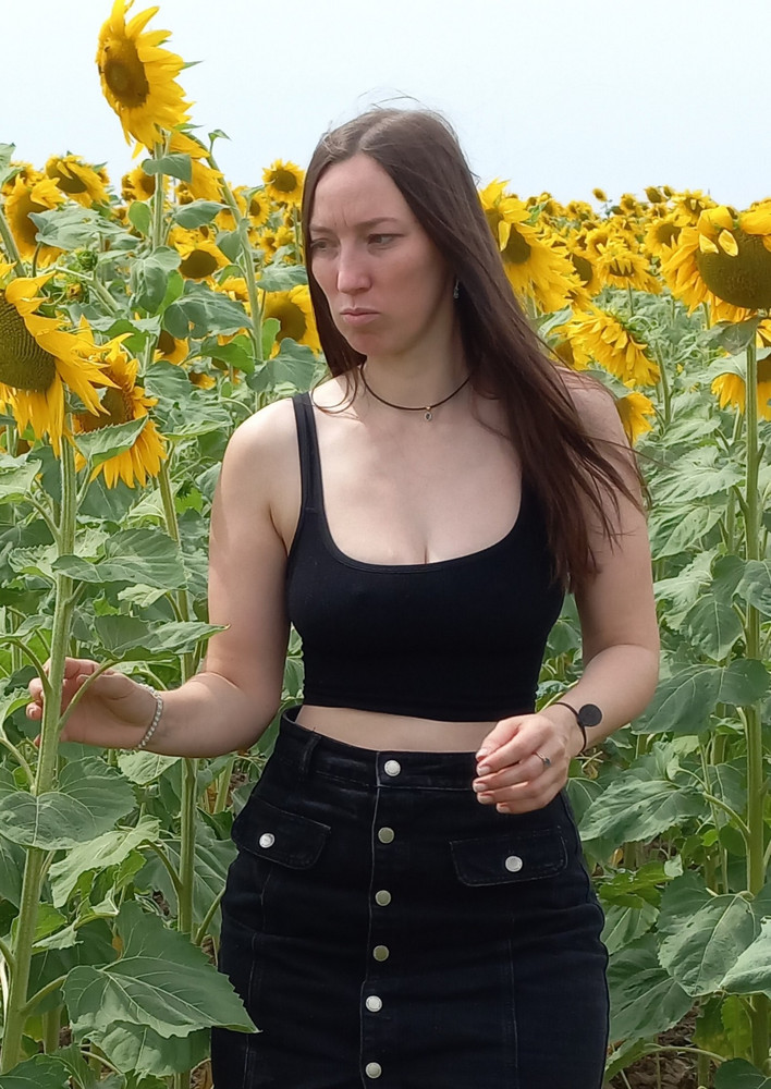 Достаточно узкий, снимаю звезду за то что что к ткани очень липнет шерсть и мусор