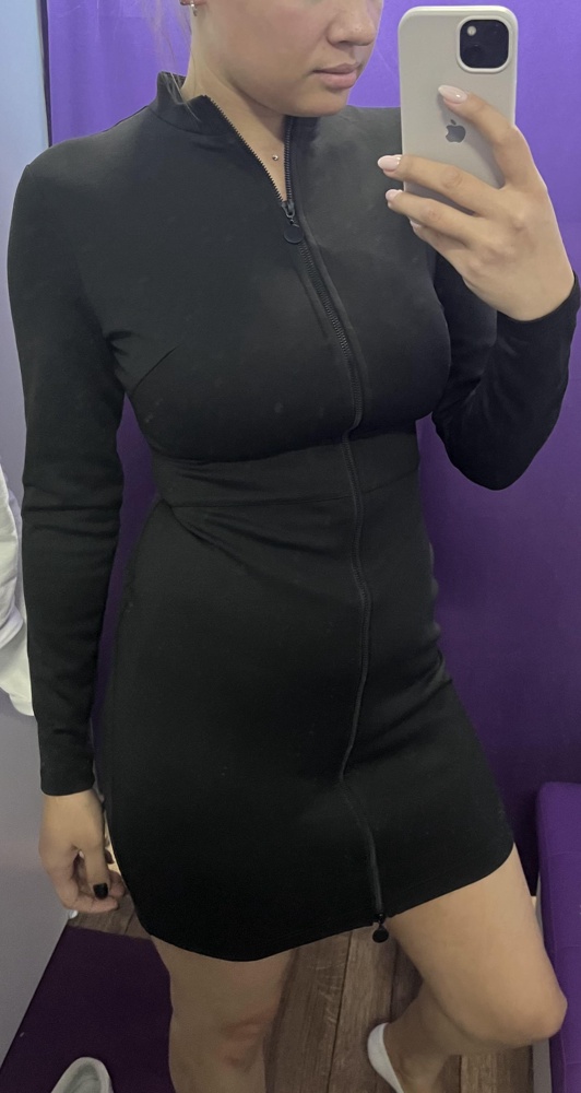 Хорошее базовое платье, приятная ткань. Пришло с чёрной молнией, оно и к лучшему. На рост 176 взяла L, так длина менее критическая) Ну и не сказать что сильно утягивает, возможно надо было брать в размер М.