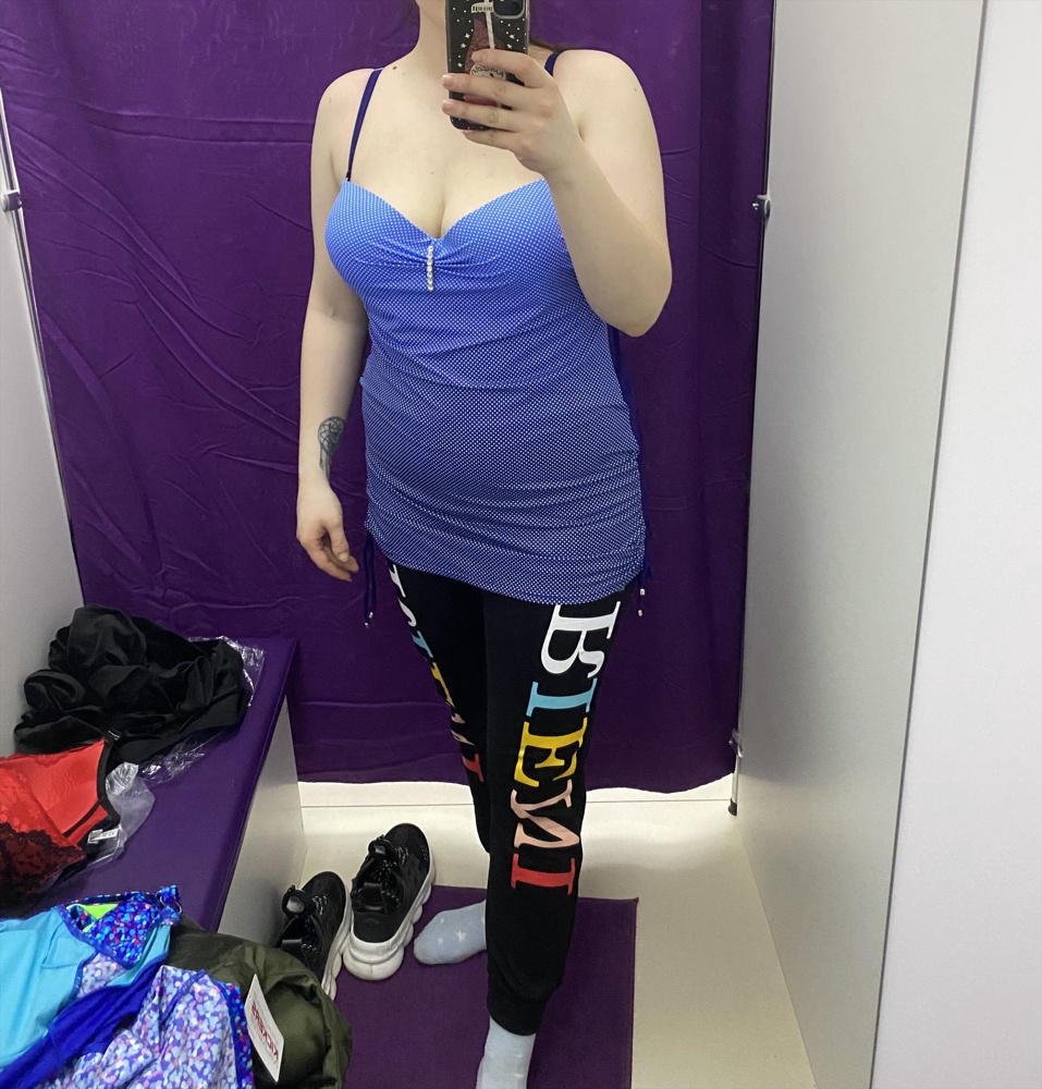 Афигенный купальник,как и хотела,чтоб ничего лишнего видео не было))но к сожалению отказ,так как чашки большие,и косточка одна кривая,но он классный👍