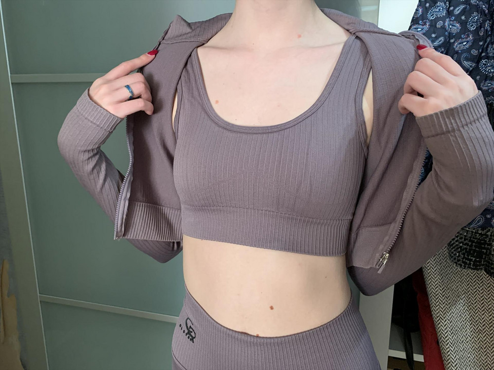 Качество отличное, нечаянно постирала штаны в машинке, ничего, выдержали, стрелки не поехали, все отлично! Дочери все нравится, не знаю как кому, но эта ужасная петля на самом причинном месте практически у всех костюмов - на мой взгляд ужасна, к счастью ей в спортзал не ходить, дома занимается.