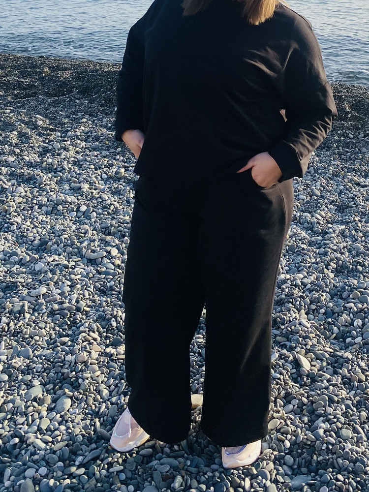 Костюм настолько полюбился мне, что проходила в нем все лето. Отлично сел, современеи стал большеват, но пустяки.