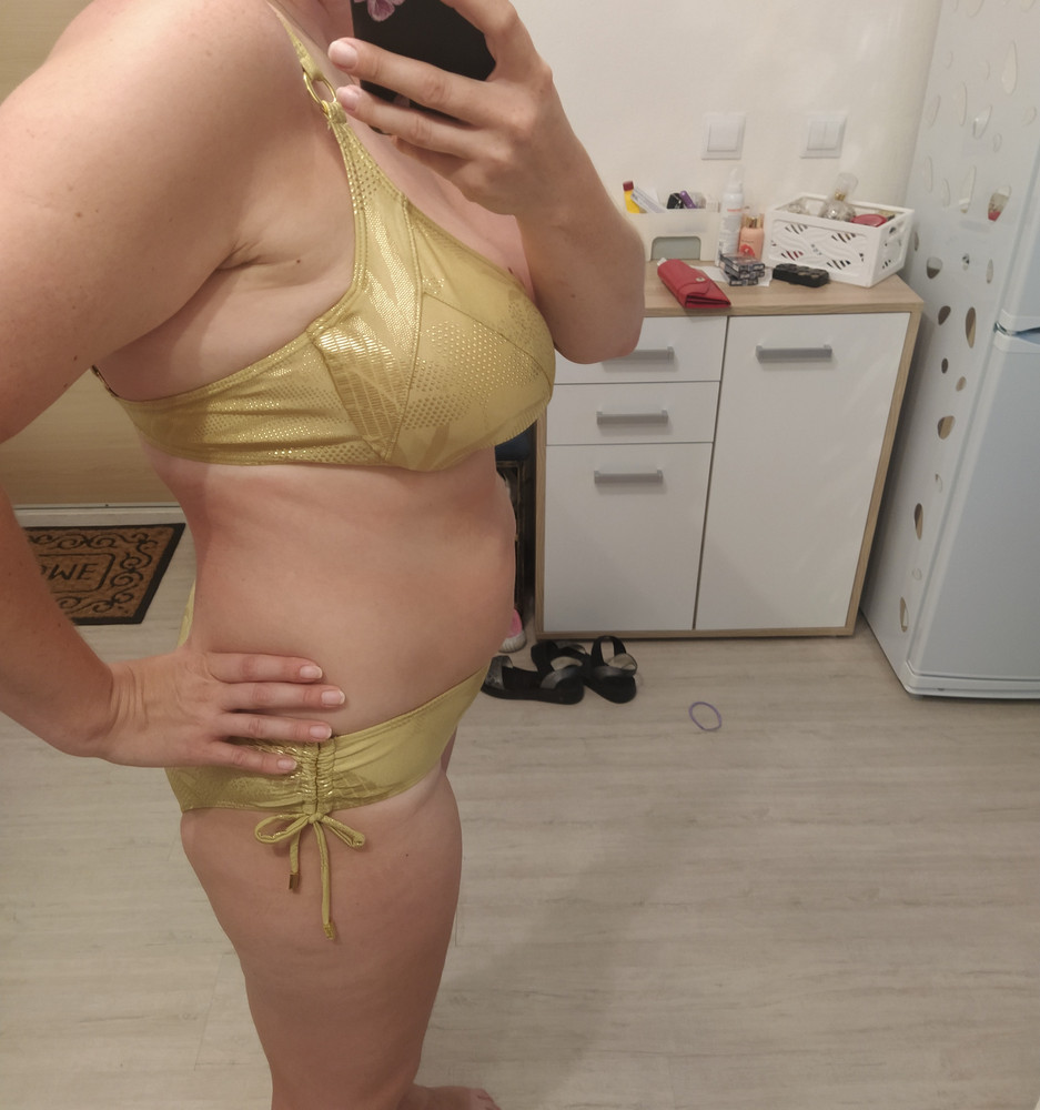 Отличный купальник за свою цену. На грудь чашка 80 Е и об 106 см размер 48Е то что надо. Сел хорошо,цвет как на фото только с зеленцой.звезду снимаю только из-за того ,что он реально колючий надо привыкнуть 