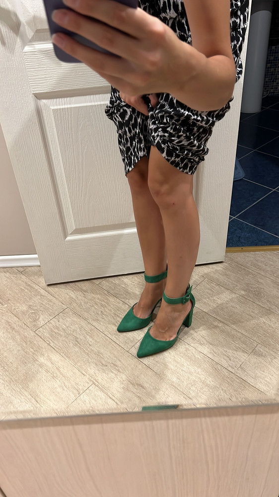 Отличные туфли. Пришли прям на следующий день, я даже не ожидала. Абсолютно новые, что очень приятно. Размер подошёл на свой 38, заказала 38. Цвет классный, как и на фото! Покупкой довольна! 