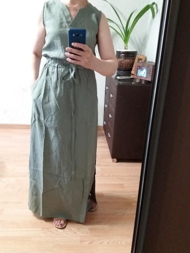 Платье соответствует и размеру и цвету.Интересный материал вискоза80%и 20% шелк-именно благодаря ему у ткани струящийся эффект.По структуре не плотное,но и не прозрачное-думаю не будет жарко.Очень длинное,на рост 168 до пят-думаю укоротить.