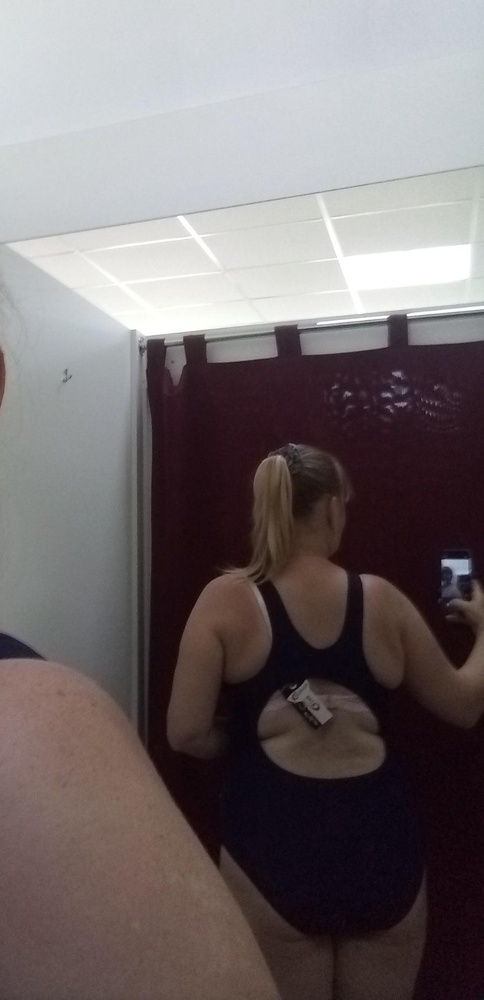 На свой 50 размер заказала 2XL, подошёл идеально. Рост 165. На спине правда видны складки. Животик подтягивает