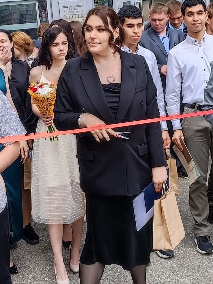 Платье понравилось,только лямки постоянно спадали,но все держалось на груди😅