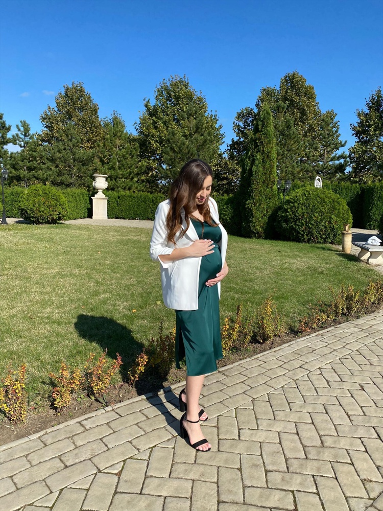 Хорошее платье, ткань тоненькая, долго не поносить, но соответствие цена-качество, поэтому всем довольна)) на беременный животик село красиво) брала на размер больше чем добеременный