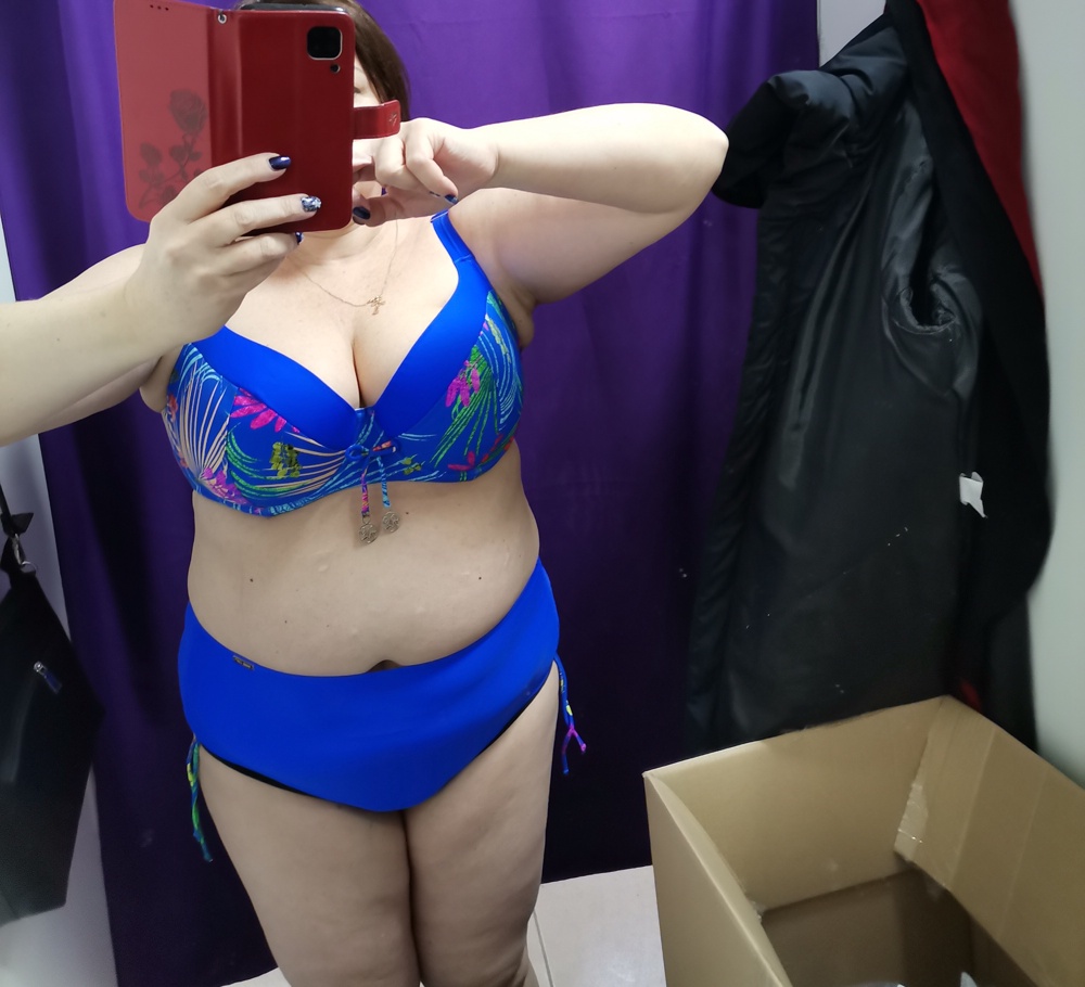 Хотела купить без поролона модель, ждала. Но из 37 моделей (большинство Плежуан, но ещё куча разных производителей), неожиданно отлично села эта модель. Цвет насыщенный. Можно было бы трусы на размер поменьше, конечно... В целом соответствует верху 85G. Фурнитура металлическая, качество отличное. Огромное спасибо, невероятно трудно купить купальник такого плана. Выбрала  голубой. 