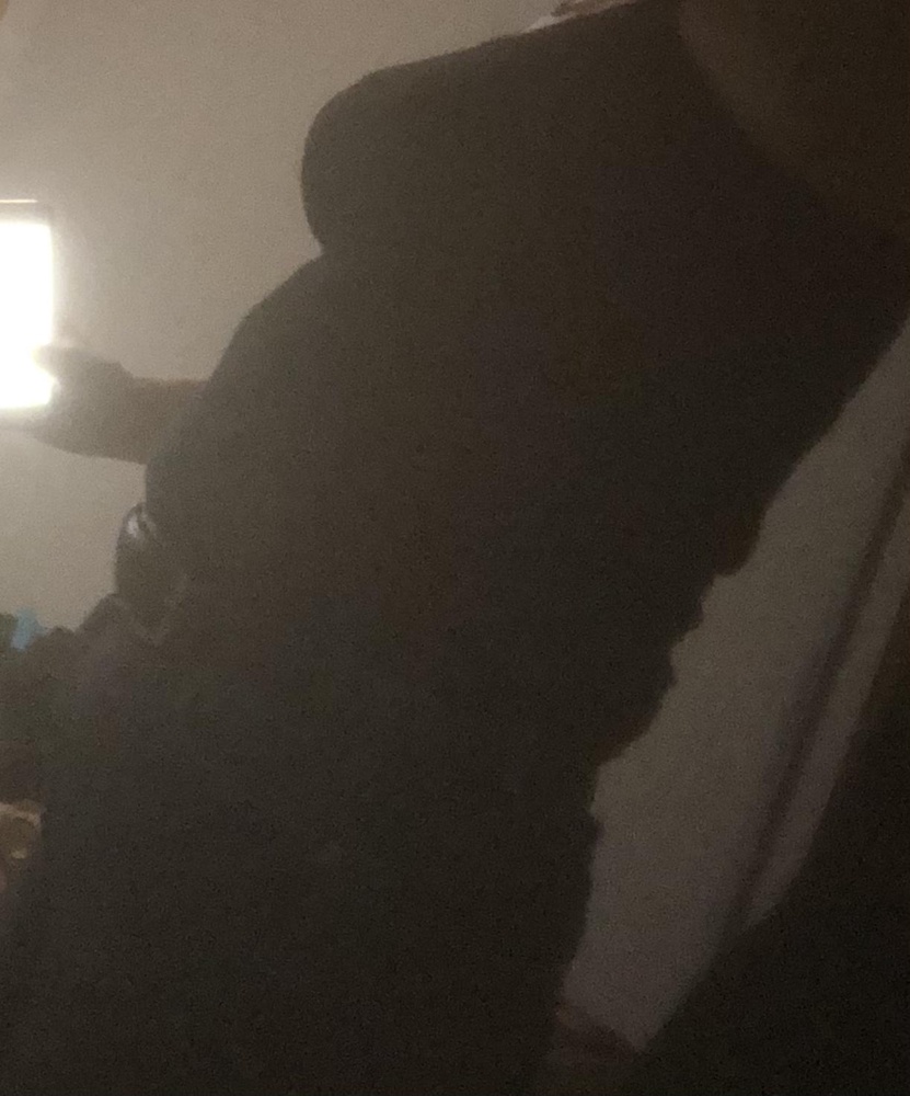 Закала М по последнему параметру размерной сетки. принесла домой вечером и расстроилась -  не влезла. Потом почитала инструкцию застегивать снизу. Сделала это утром. Оказалось талия утром меньше и застегнула легко лёжа. Думала прохожу час. Но оказалось очень удобно под медицинский костюм. Никакого дискомфорта. Под джинсы есть дискомфорт внизу. Проходила сразу на работе весь день. Мне очень понравился корсет. На фото до и после. Своим  параметрам соответствует. Спину поддерживает. Пришло все новое в полном комплекте.