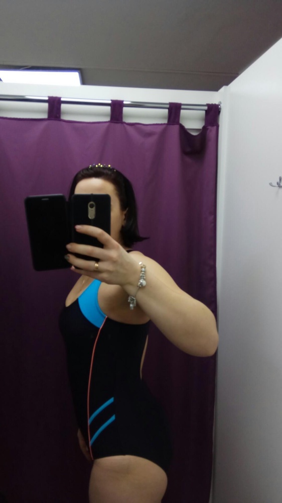 Приятный к телу, плотная ткань, сидит хорошо, не просвечивает, есть поддерживающая резинка под грудью, чашечки (при желании можно вынуть и останется просто подкладка). Упакован аккуратно, качеством довольна.