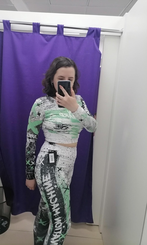 Неожиданно удивило качество, материал плотный, но прекрасно тянется. Рисунок тоже огоньки. Размер сел как влитой.