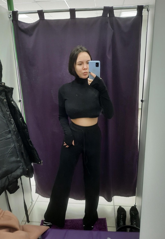 Красивый костюм, ткань очень приятная на ощупь. Но очень короткий топ, руки лучше не поднимать)
Шнурки можно вытащить, дырочки незаметные и резинка довольно тугая