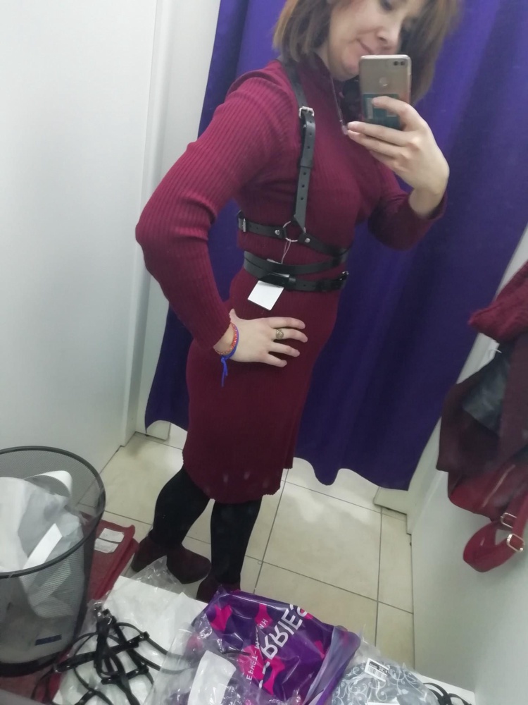 Бомбическая портупея!
Подчёркивает грудь и талию. Я в восторге.
Выбирала между 2х. Параллельно пописывая и высылая фотки подруге.
Выбрала эту. Потому что эффектно. Уже продумала образы.
Классная! Натуральная кожа. С разу видно что качественно.
Прилигает плотно, ремни не жмут, есть возможность регулировать.