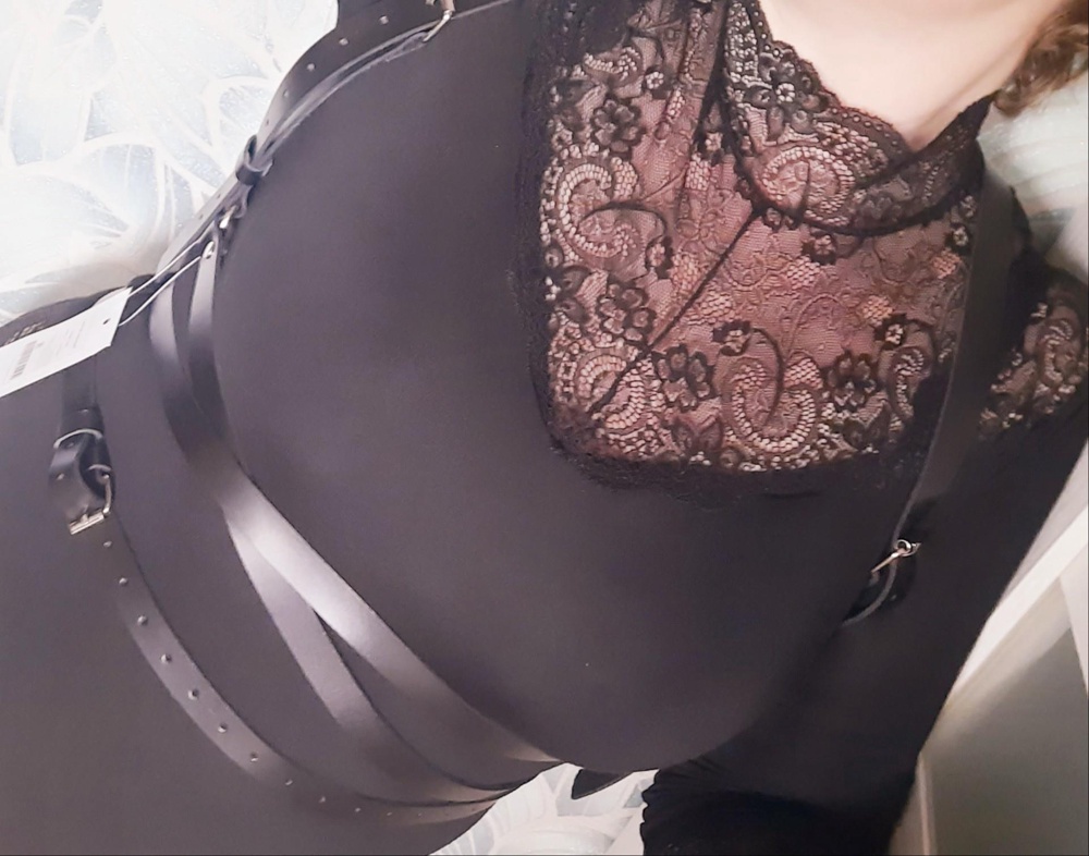 Очень крутая портупея! Долго искала "свою" и решилась эту модель. Мой размер 52-54. Рост 166. Грудь 95D. Думаю подойдёт и на 56р-р, если на талии сделать меньше оборотов.