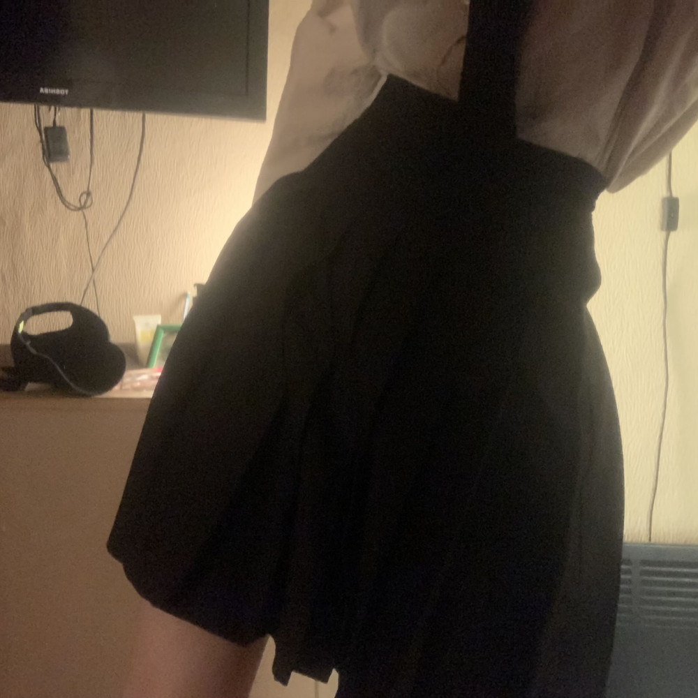 юбочка супер, но пришлось подшить в талии. заказывала xs (рост 164 от ≈55), по длине отлично, материал плотный