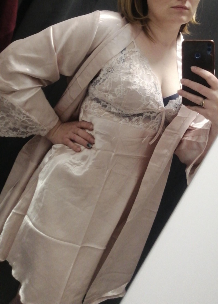 Первое впечатление не очень, вскрыла пакет, взяла в руки, а он не приятный, как накрахмален😣померила, мятый, сидит так себе 😞расстроилась, но подумала и приняла решение взять, отпарить дома, и померить нормально 😅это было лучшим решением👍он стал мягким, струящимся, приятным  тактильно, сел как надо, встречу мужа при параде, 🥰спасибо за такой чудный комплект, возможно закажу в другом цвете и размере, так как на свой 48,взяла 3хл,хотела по свободнее, можно взять 2хл или даже просто хл👍 при росте 178 длина отличная, фото в примерочной и на плечиках после отпаривания👍🥰советую, ни колет, ни жмёт, не царапает гипюр, шик, блеск, красота