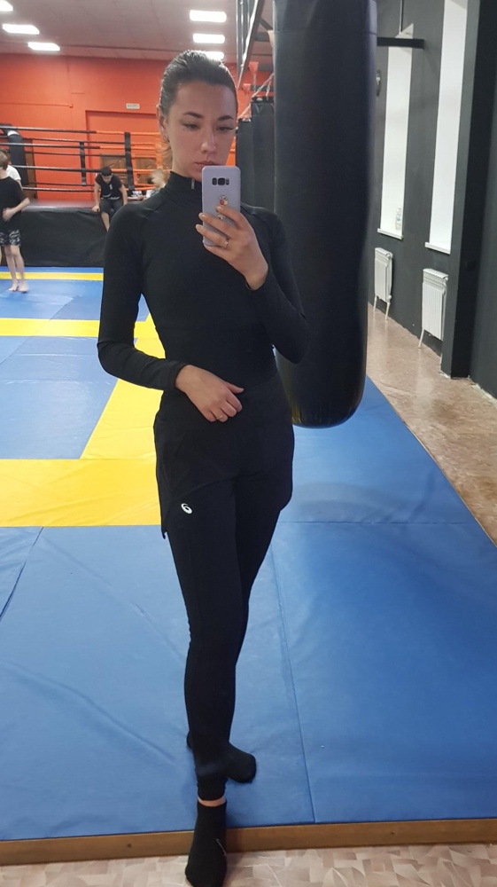 Довольно плотный, но по качеству и внешнему виду претензий нет