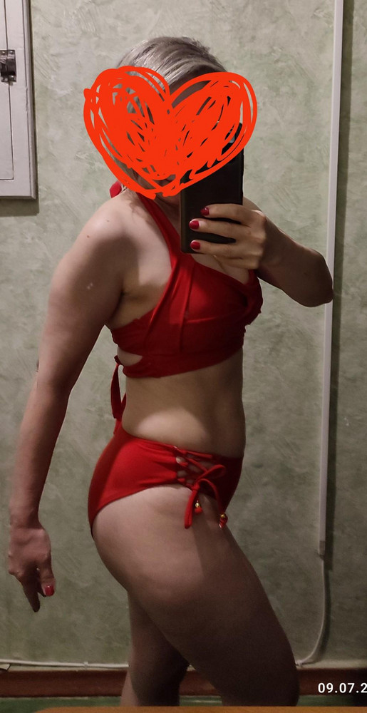 Очень понравился комплект! Плавки в горошек особенно) купальник в целом стройнит и скрывает животик. Красный верх оригинален)