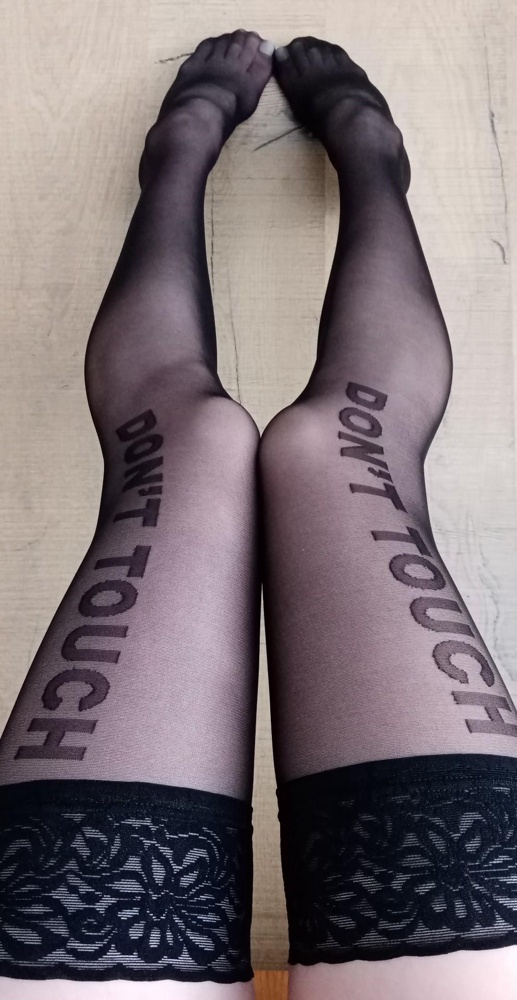 Чулки пришли в акурратной закрытой упаковке.  Качественный шикарный товар ни ниток, ни зацепок, рисунок, размер все соответствует. Очень здорово смотрятся.