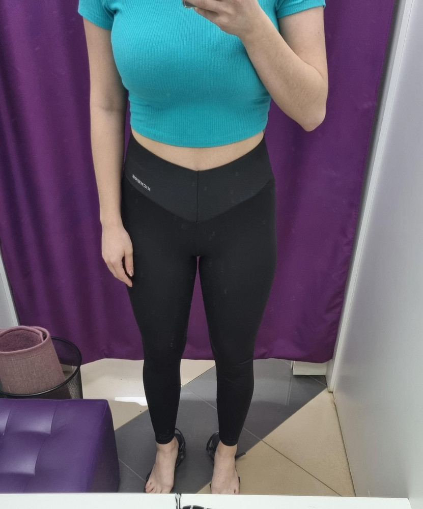 Отличные лосины, удобно заниматься. Ношу 46, взяла 48, приходится немного прикладывать усилий при надевании) Материал хоть плотный, но тянется, при занятии спортом присутствует эффект сауны в поясе. 
Занимаюсь в них уже три недели и каждый раз их стираю в машинке в режиме 30минут. Качество осталось прежним, эластичность не потеряли.