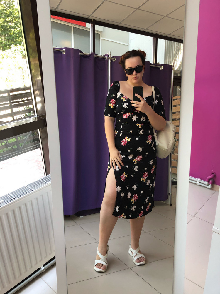 Шикарное платье! И в пир и в мир) несмотря что взяла чёрное - совсем в нем не жарко летом) и самое главное не мнётся) приятная ткань и красивый фасон) подчеркивает фигуру, а где надо скрывает.