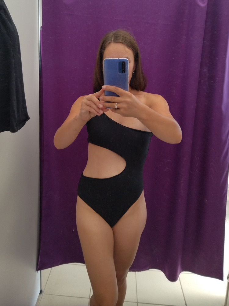 Купальник интересен по модели, без доп бретели явно не обойтись-будет постоянно спадать сторона не нет. Все бы ничего, но на теле край купальника выворачивается наизнанку-видна подкладка. Не пойму,может размер надо больше брать,либо так сшит... сама ткань приятная к телу. Попробую размер больше заказать,понравился купальник мне)