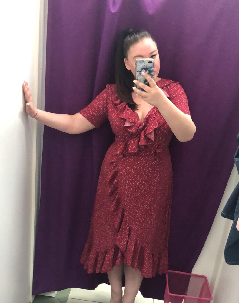 Платье потрясающее ! Ткань - очень приятная и скользящая. Размер соответсвует .на маме , которая на работе 10 кг меньше - смотрится так же замечательно . Спасибо ! 