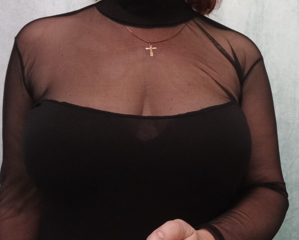 Здравствуйте. Хочется поставить пять звёзд и три одновременно. С декабря не могу получить нормальную водолазку. Первая шла ко мне три недели- отказалась и заказала сразу две: просто с сеткой и с сеткой с точками (снег) при размере груди 112 - 54-56 размер. Получила.  Утонула. Сдала. Заказала размер 50- 52. Получила. Вроде нормально, размер мой, но плечевой шов всё-равно очень низко. Водолазка с простой сеткой оказалась с браком: плохие швы по низу и рукавам (фото). Сдала. Заказала ещё раз. Пришла водолазка с ярлыком 50-52-я в неё влезла, но сильно обтягивает, тянет одно плечо и рукав очень короткий. На фото две водолазки одного размера 50-52, но при этом по ширине различаются, как минимум на 6-8 см, и такая же разница в 6-8 см в длине рукава. Буду сдавать. Вопрос изготовителям, откуда такая разница в размерах и какой размер мне теперь заказывать? Все фото прилагаются.