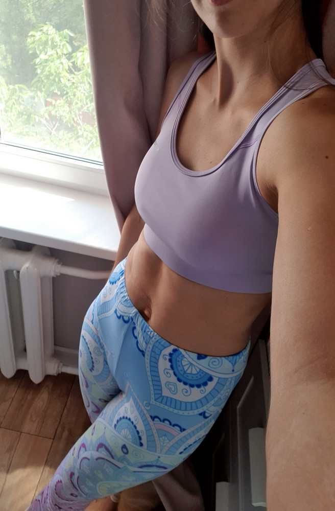 Плотный, красивый, удобный. Размер соответствует ,но на небольшую грудь