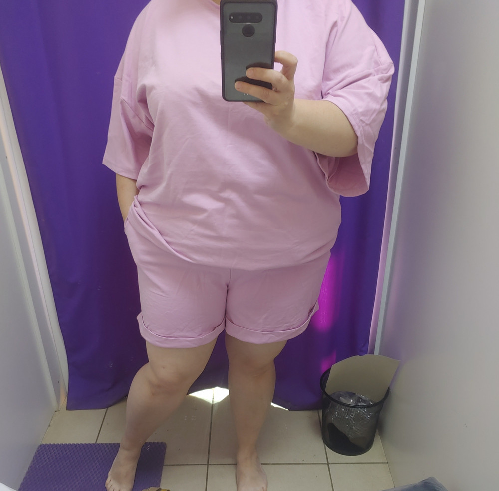 Неплохой комплект,но футболка слишком обьемная по сравнению с шортами. Разм.60. брала на свой 56-58